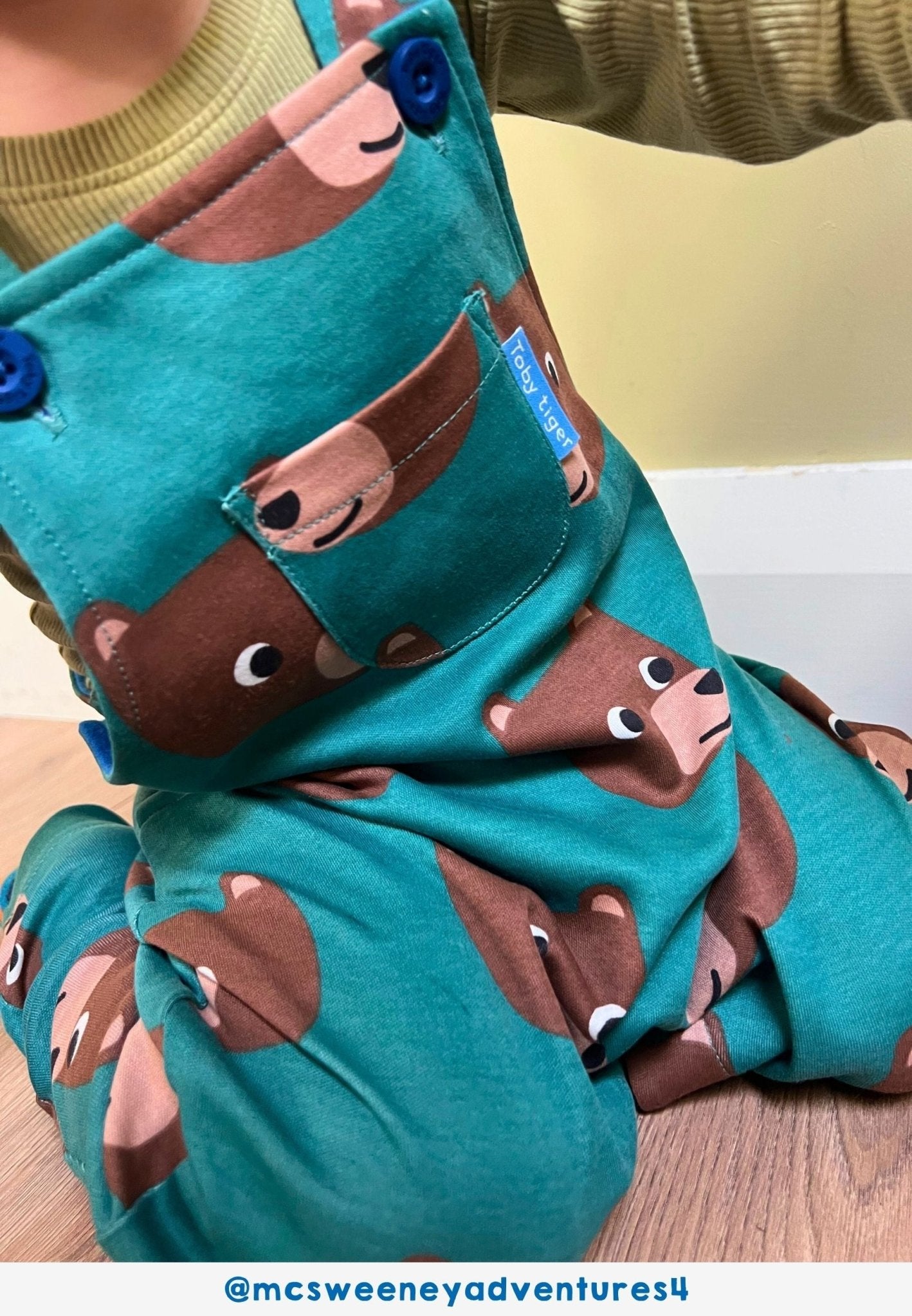 Bio - Baumwoll Kinder Latzhose mit Bären - Druck - Toby Tiger GmbH