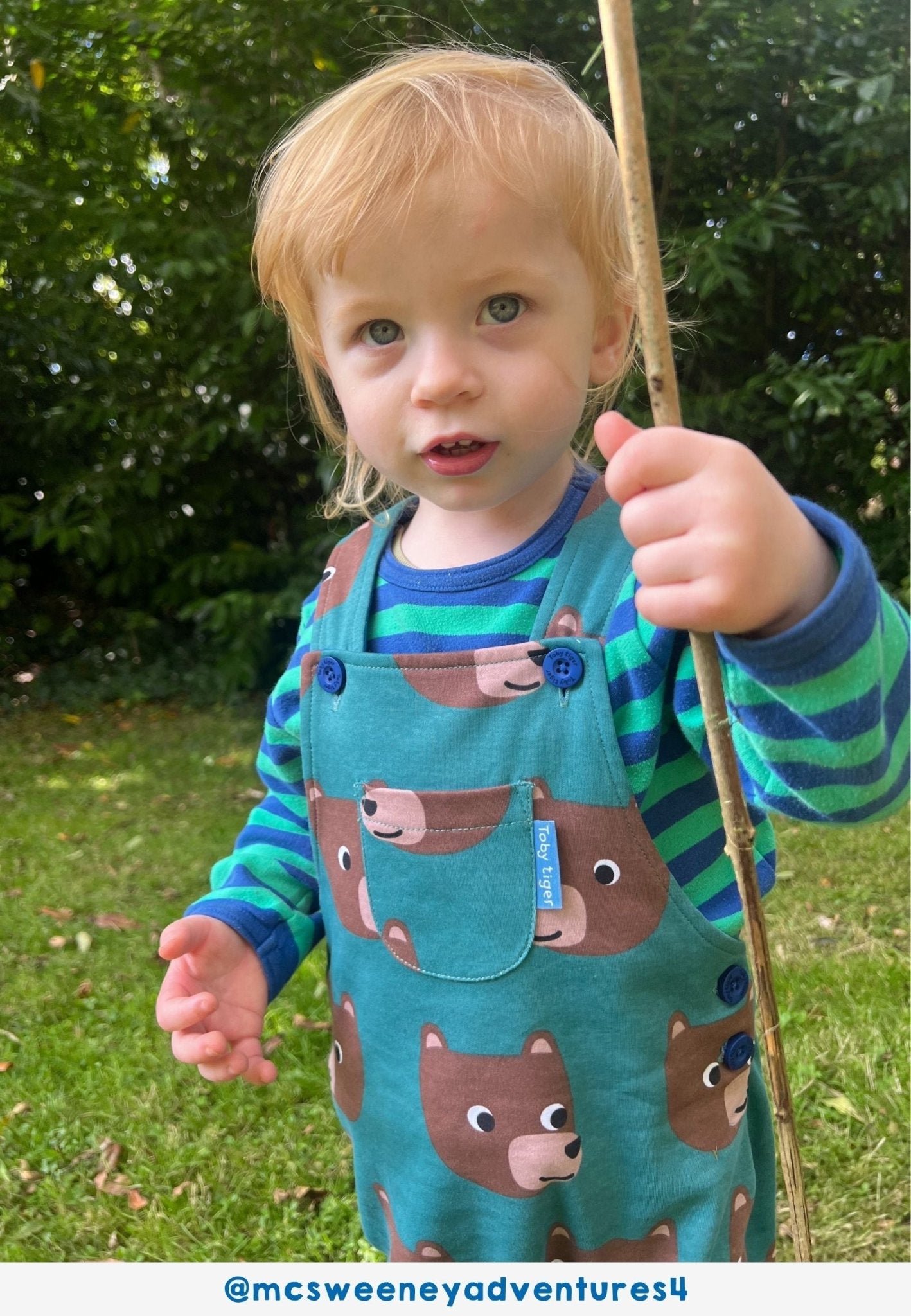 Bio - Baumwoll Kinder Latzhose mit Bären - Druck - Toby Tiger GmbH