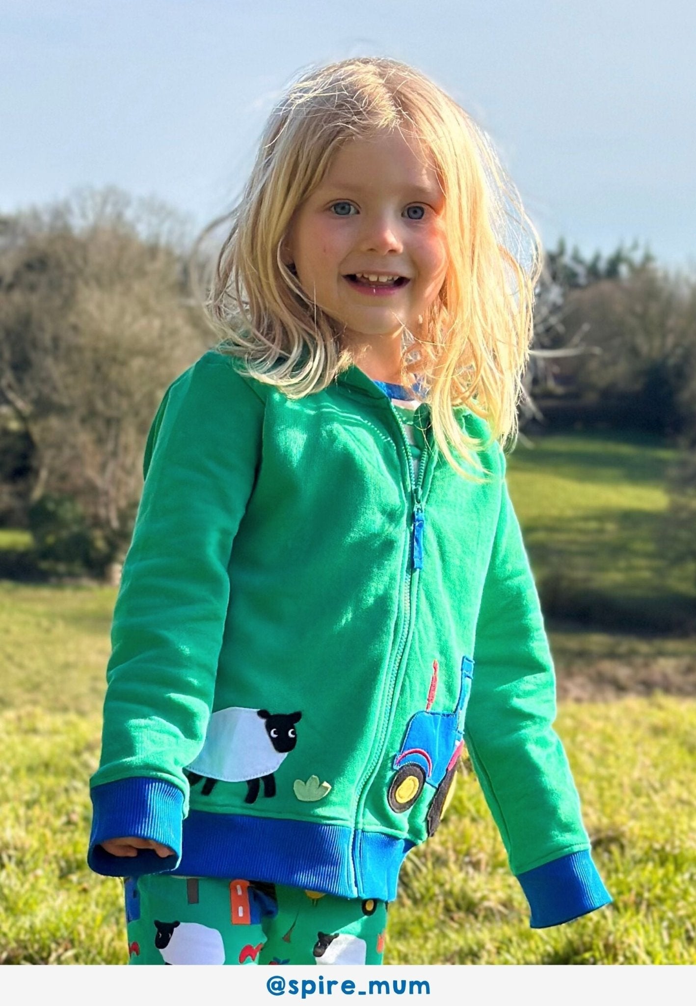Bio - Baumwoll Kinder Sweatjacke mit Kapuze und Bauernhof - Applikation - Toby Tiger GmbH