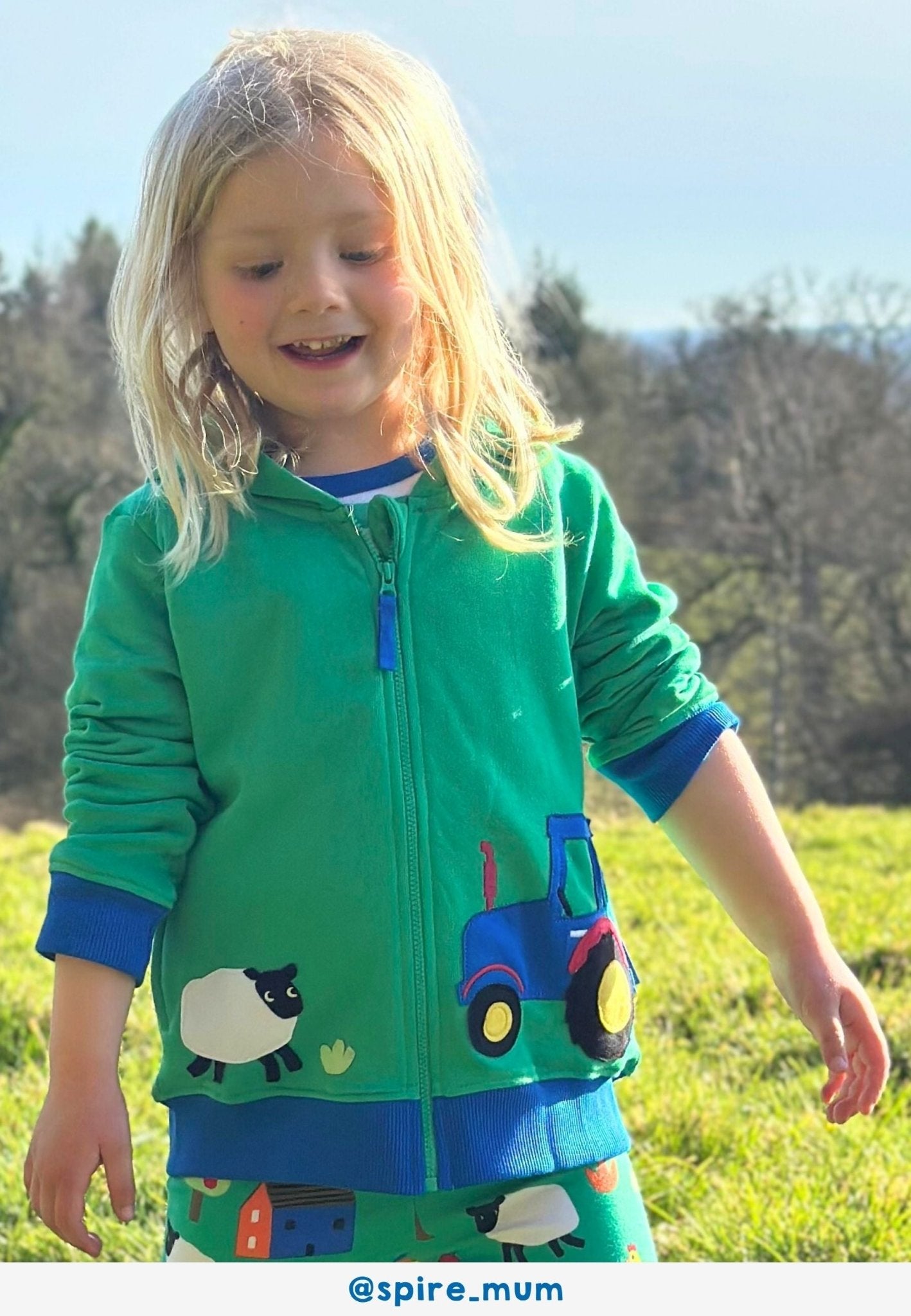 Bio - Baumwoll Kinder Sweatjacke mit Kapuze und Bauernhof - Applikation - Toby Tiger GmbH