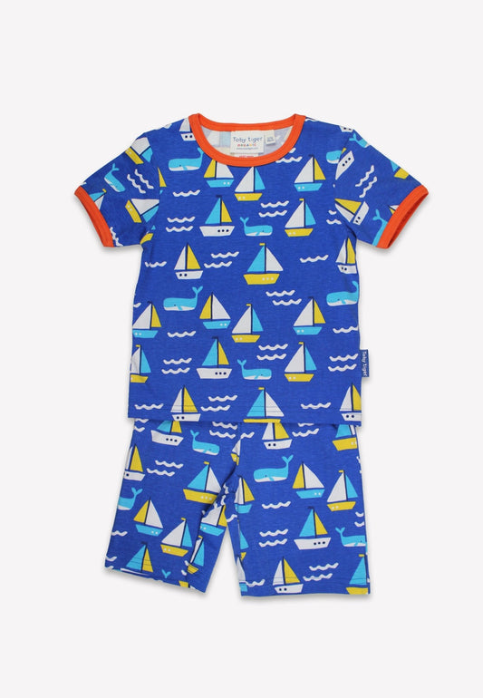 Bio - Baumwoll Kinder Schlafanzug kurzarm mit Segelboot - Druck - Toby Tiger GmbH