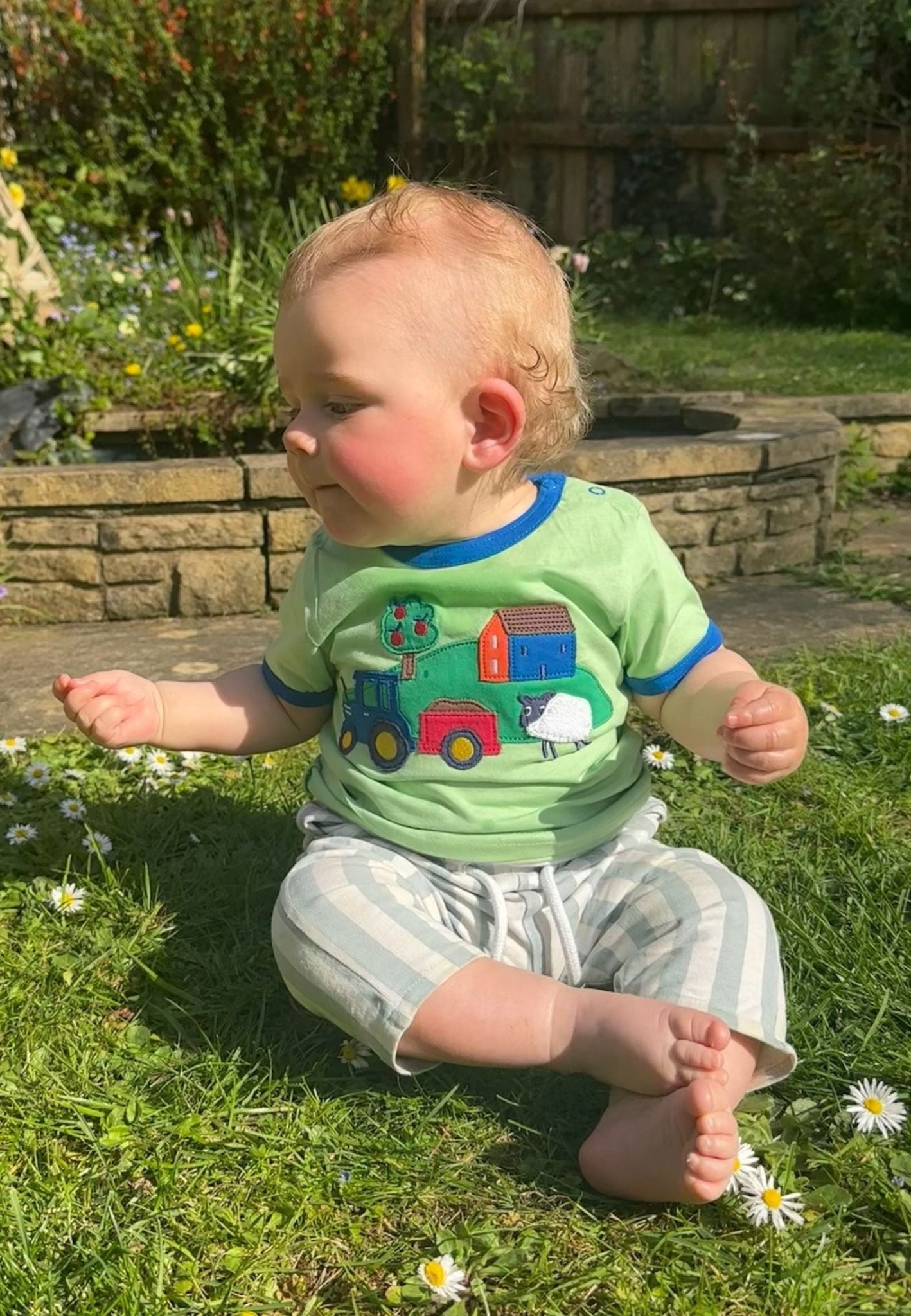Bio - Baumwoll Kinder Shirt kurzarm mit Bauernhof - Applikation - Toby Tiger GmbH