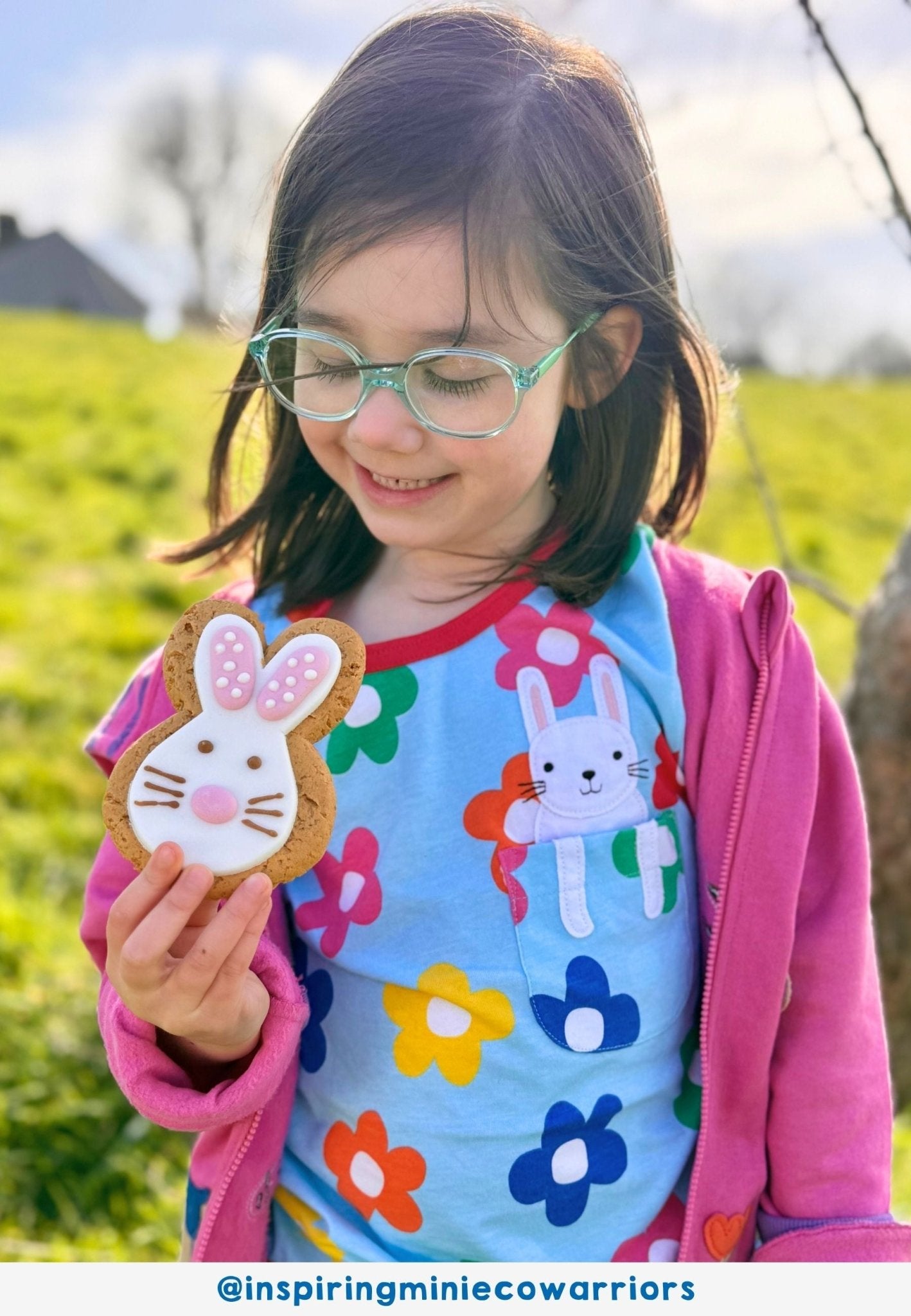Bio - Baumwoll Kinder Shirt kurzarm mit Regenbogenblumen und Brusttasche mit Hasen - Applikation - Toby Tiger GmbH