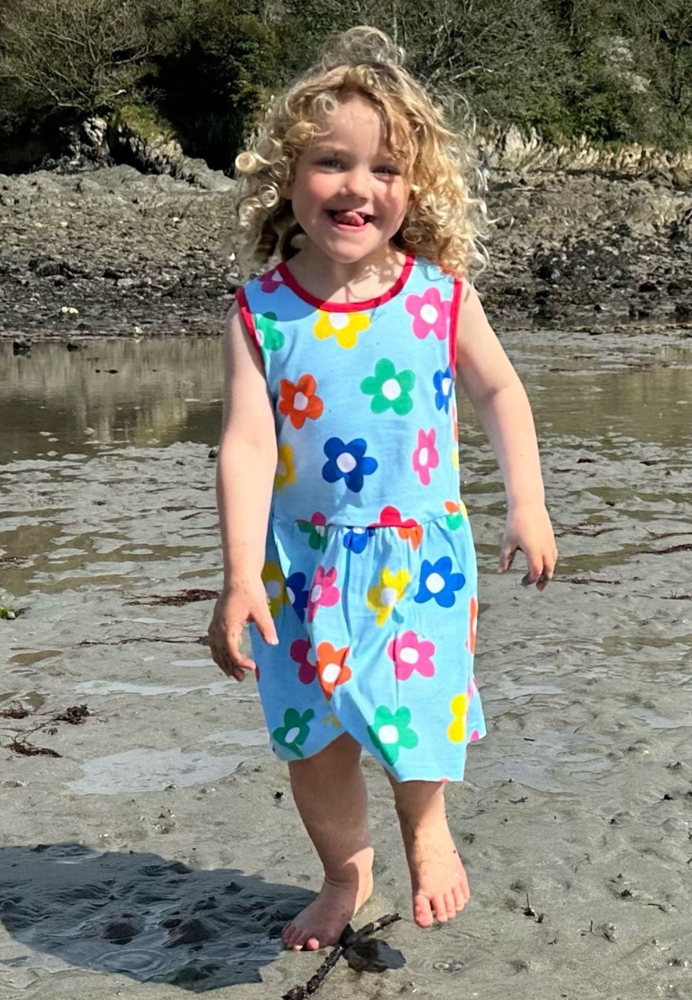 Bio - Baumwoll Kinder Sommerkleid mit Regenbogenblumen - Druck - Toby Tiger GmbH