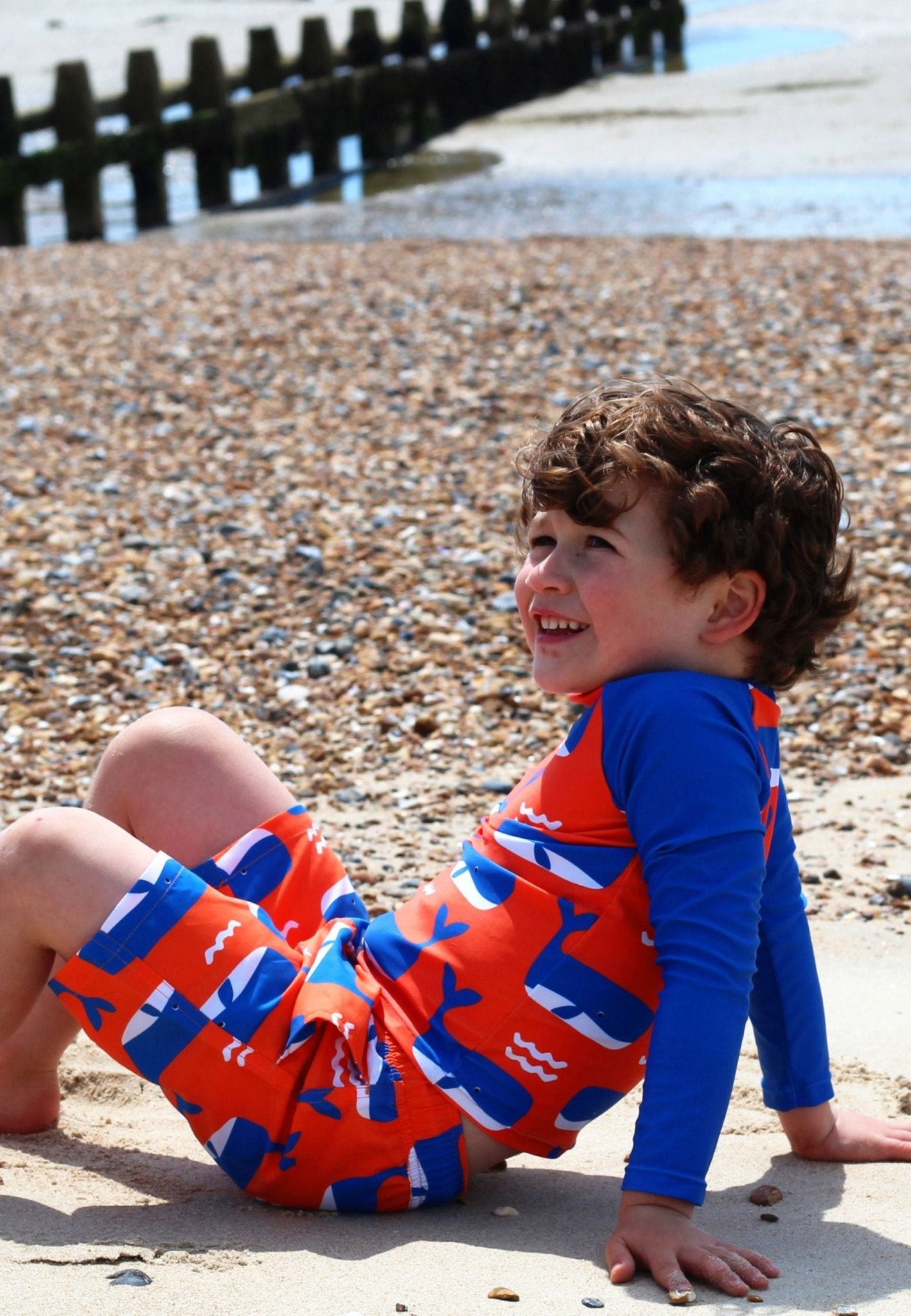 Kinder Schwimmshorts mit Wal und Wellen - Druck, UV - Schutz UPF 50+ - Toby Tiger GmbH