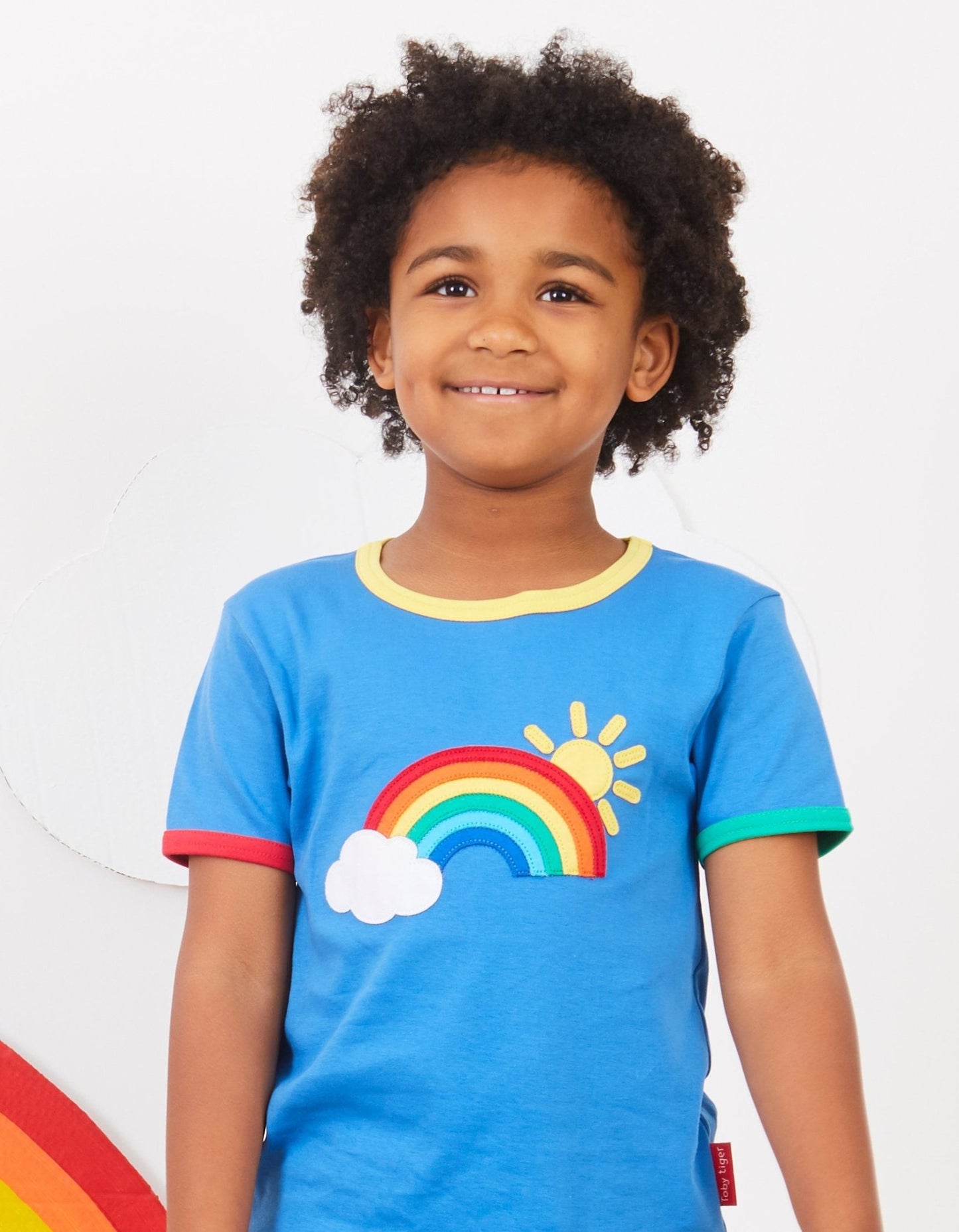 T-Shirt aus Bio Baumwolle mit Regenbogen Applikation - Toby Tiger GmbH
