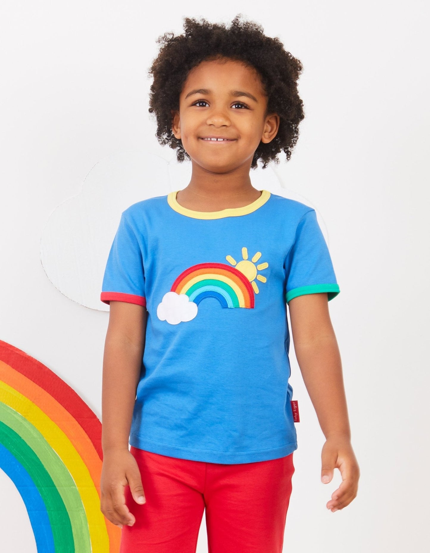 T-Shirt aus Bio Baumwolle mit Regenbogen Applikation - Toby Tiger GmbH