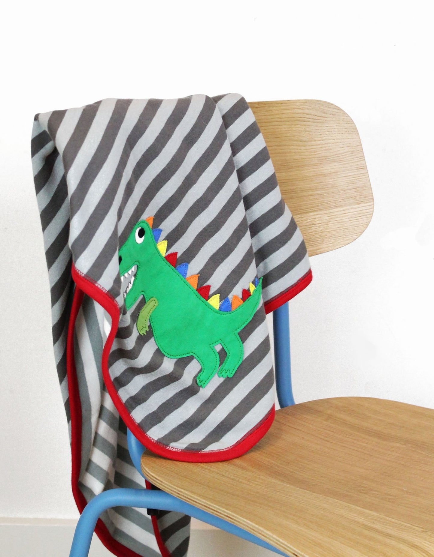 Bio Baby - Decke mit Dino - Applikation - Toby Tiger GmbH Retail