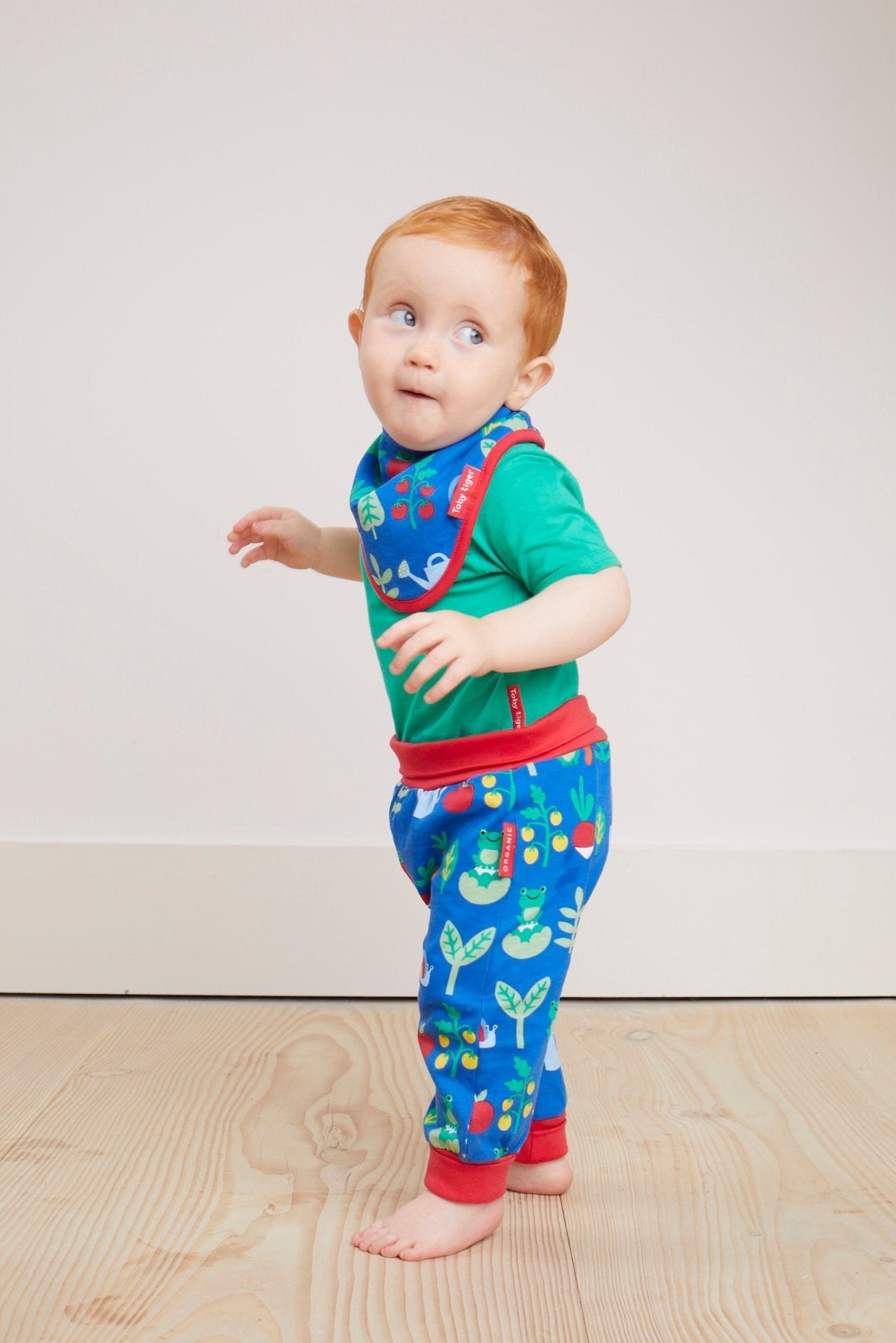 Baby Lätzchen, saugstark aus Bio Baumwolle mit Gemüsegarten Print - Toby Tiger GmbH Retail