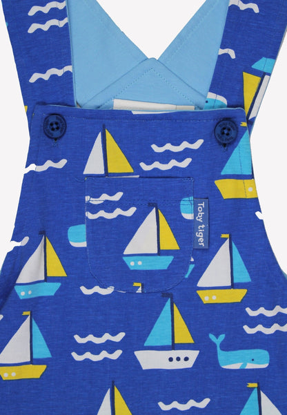 Bio - Baumwoll Kinder Latzhose mit Segelboot - Druck - Toby Tiger GmbH