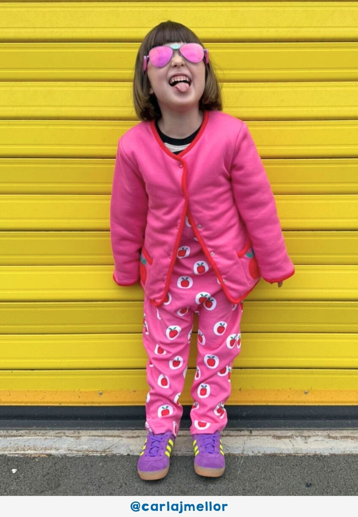 Bio - Baumwoll Kinder Latzhose mit Apfel - Druck - Toby Tiger GmbH