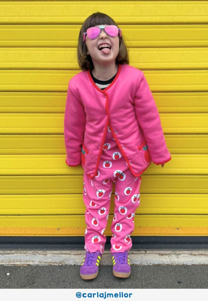 Bio - Baumwoll Kinder Latzhose mit Apfel - Druck - Toby Tiger GmbH