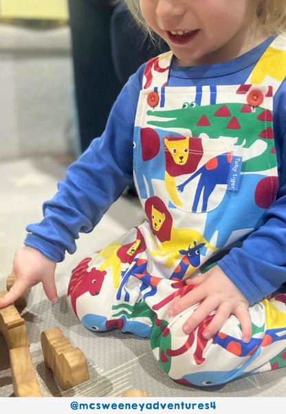 Bio - Baumwoll Kinder Latzhose mit Safari - Druck - Toby Tiger GmbH