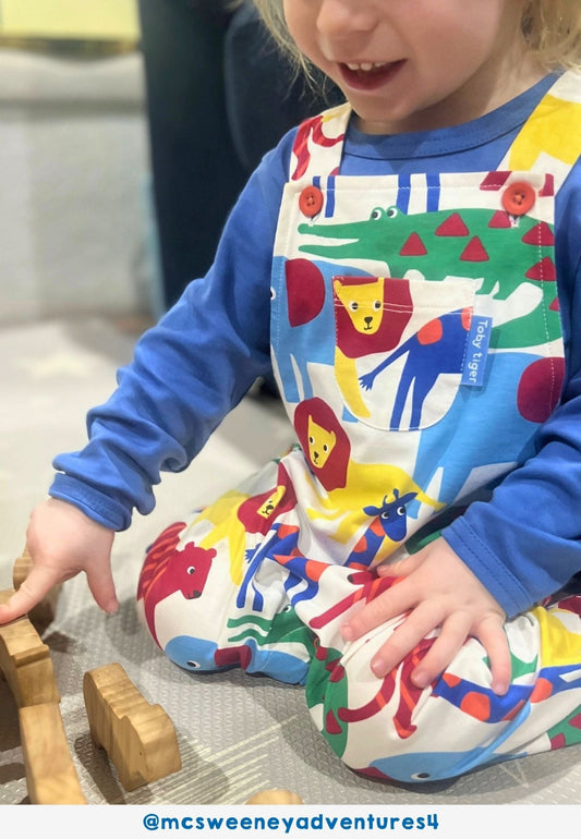 Bio - Baumwoll Kinder Latzhose mit Safari - Druck - Toby Tiger GmbH