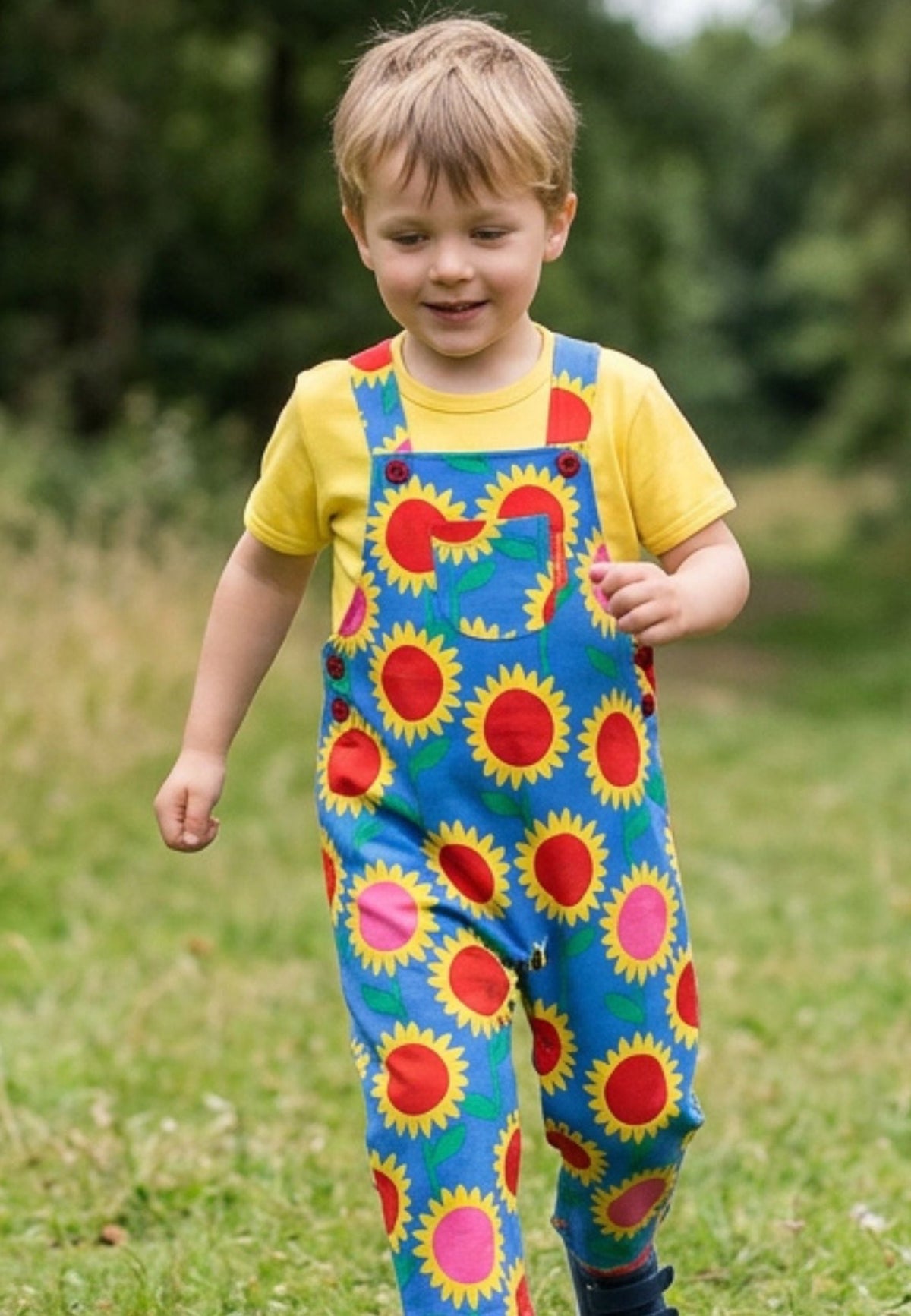 Bio-Baumwoll Kinder Latzhose mit Sonnenblumen-Meer-Druck