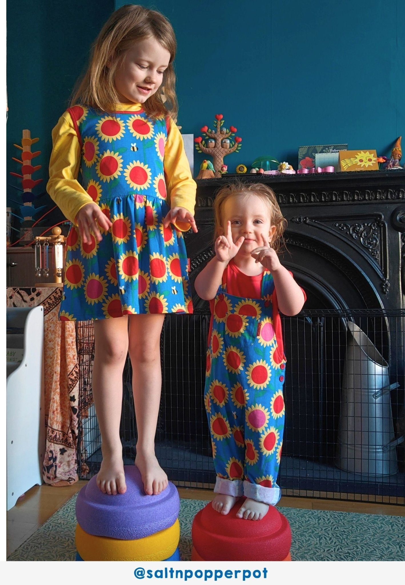 Bio - Baumwoll Kinder Latzhose mit Sonnenblumen - Meer - Druck - Toby Tiger GmbH