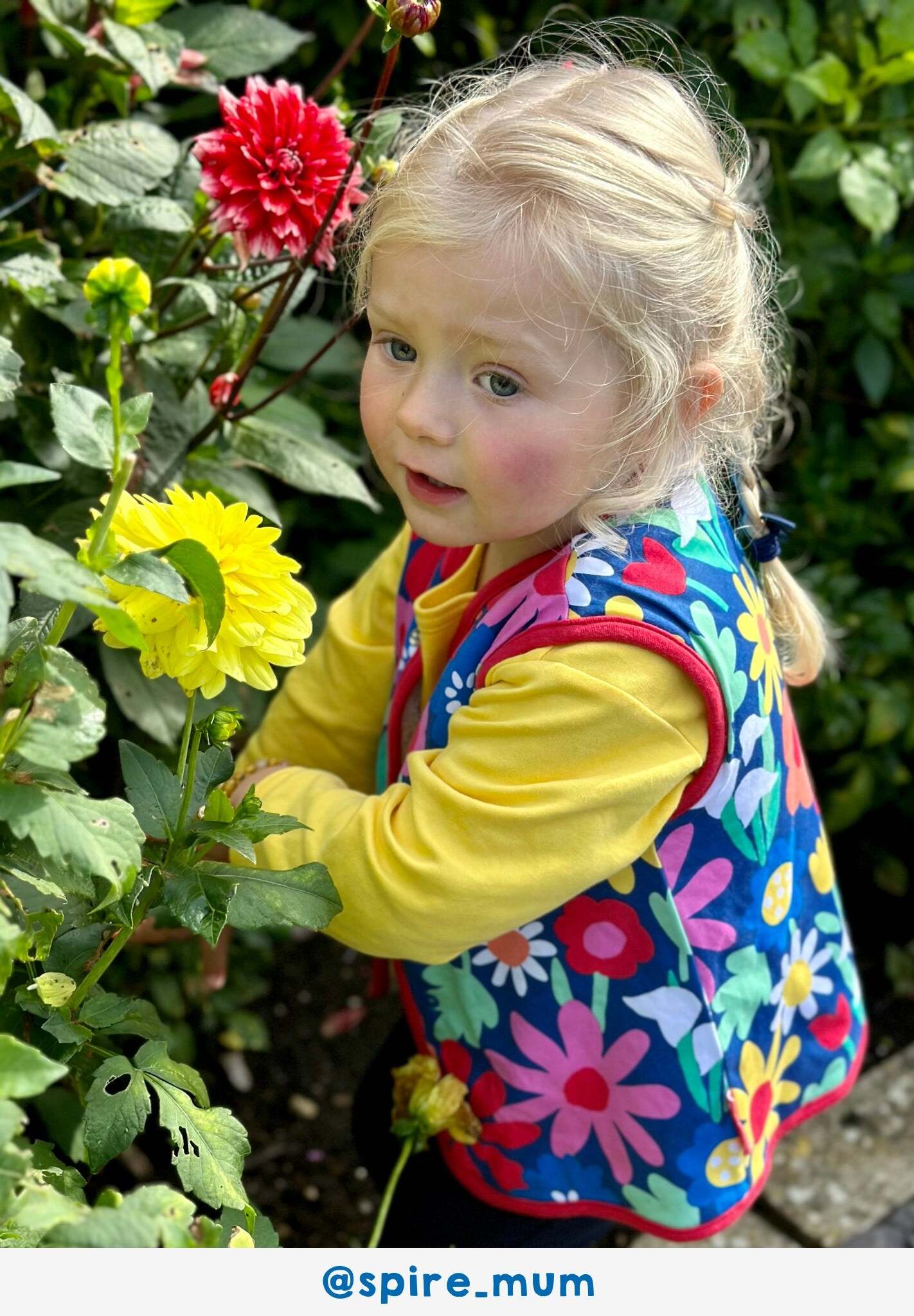 Wendegilet aus Bio - Baumwolle mit auffälligem Blumenmuster - Toby Tiger GmbH