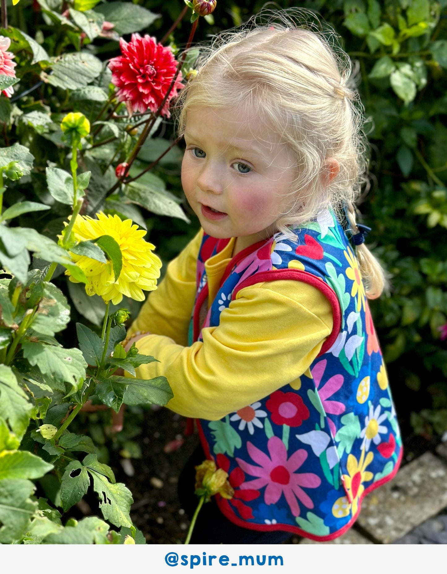 Wendegilet aus Bio - Baumwolle mit auffälligem Blumenmuster - Toby Tiger GmbH Retail