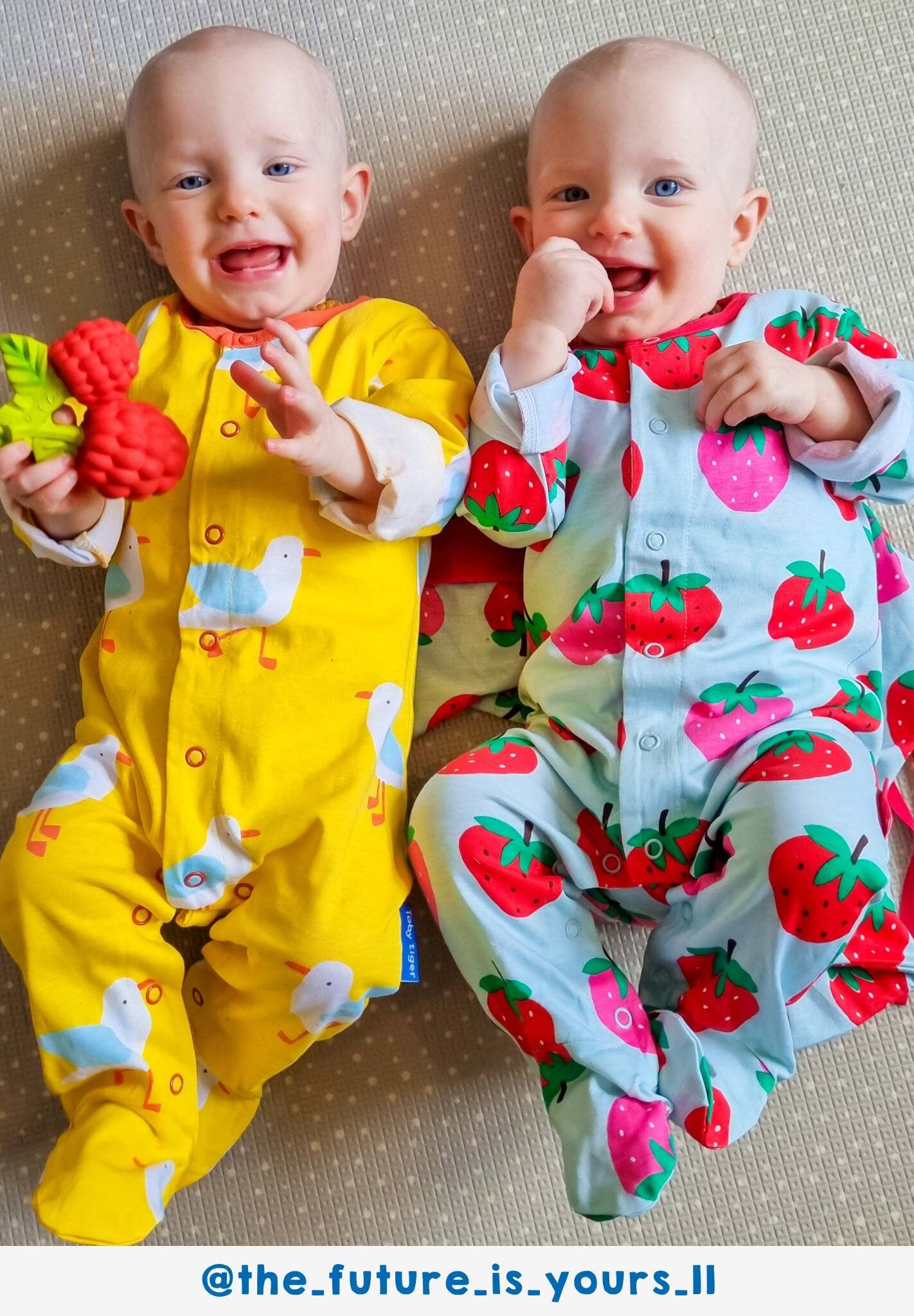 Geschenkset Baby aus Bio - Baumwolle mit Erdbeer - Druck - Toby Tiger GmbH