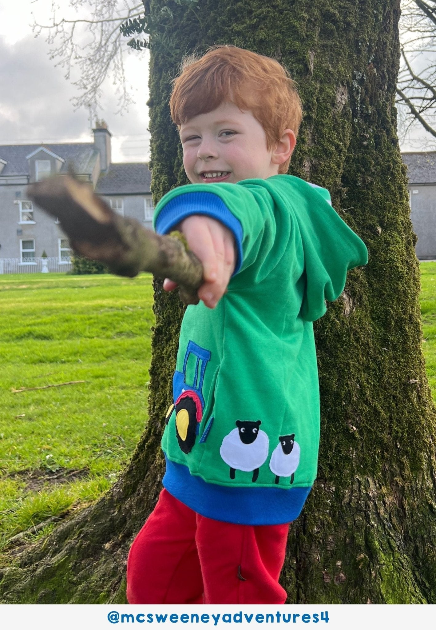 Bio - Baumwoll Kinder Sweatjacke mit Kapuze und Bauernhof - Applikation - Toby Tiger GmbH