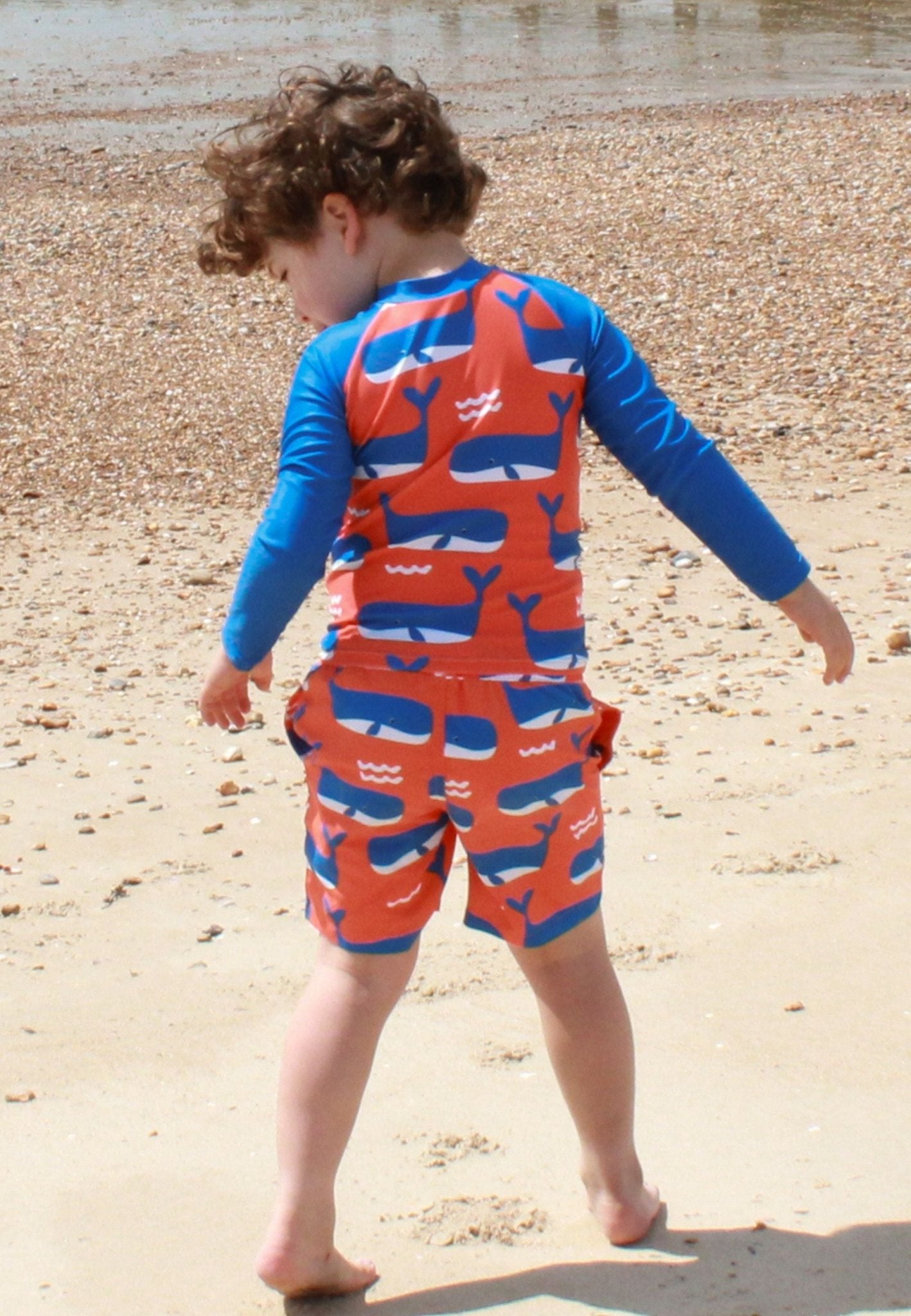 Kinder UV - Schutz - Badeshirt & Schwimmshorts mit Wal - und Wellen - Print - Toby Tiger GmbH