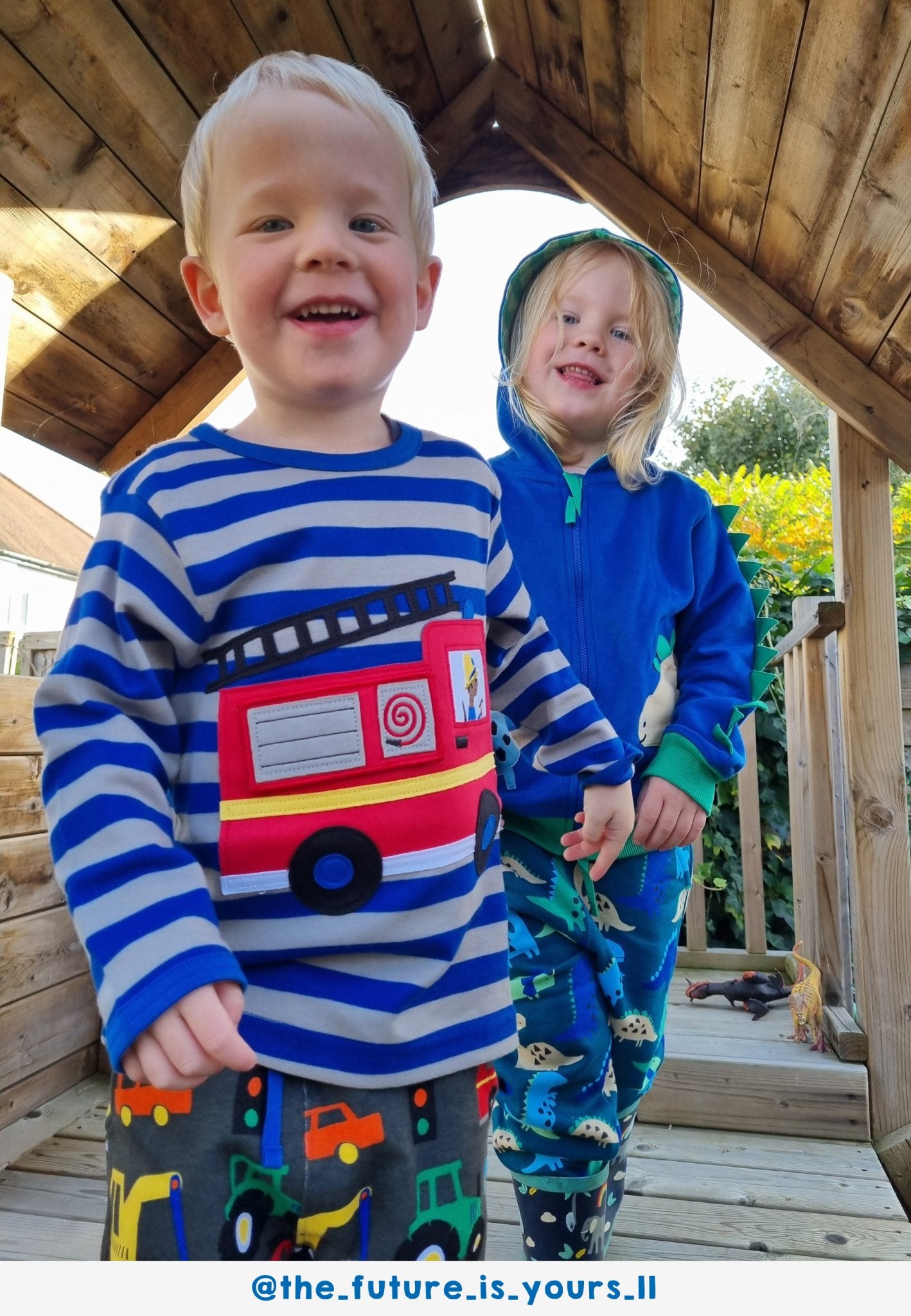 Bio - Baumwoll Kinder Langarmshirt, Blau mit Feuerwehr - Applikation - Toby Tiger GmbH