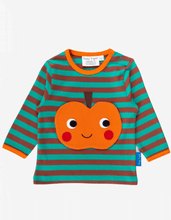 Laden Sie das Bild in den Galerie-Viewer, Bio Baumwoll-Langarmshirt mit Kürbis Applikationen
