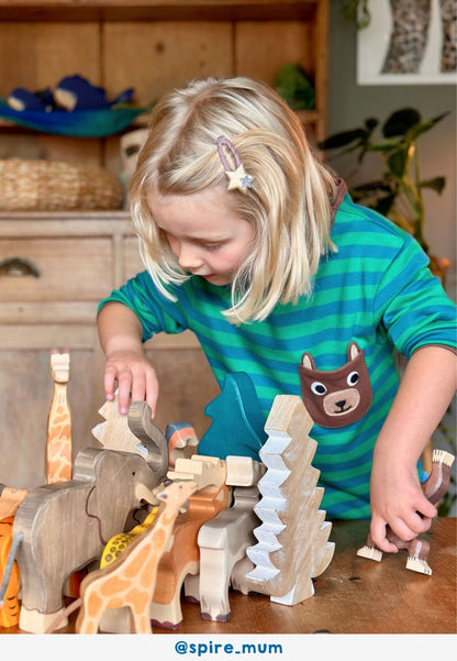 Bio - Baumwoll Kinder Langarmshirt, gestreift mit Bären - Applikation auf der Brusttasche - Toby Tiger GmbH