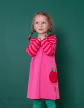 Laden Sie das Bild in den Galerie-Viewer, Langärmeliges Bio-Kleid mit Apfel-Applikation
