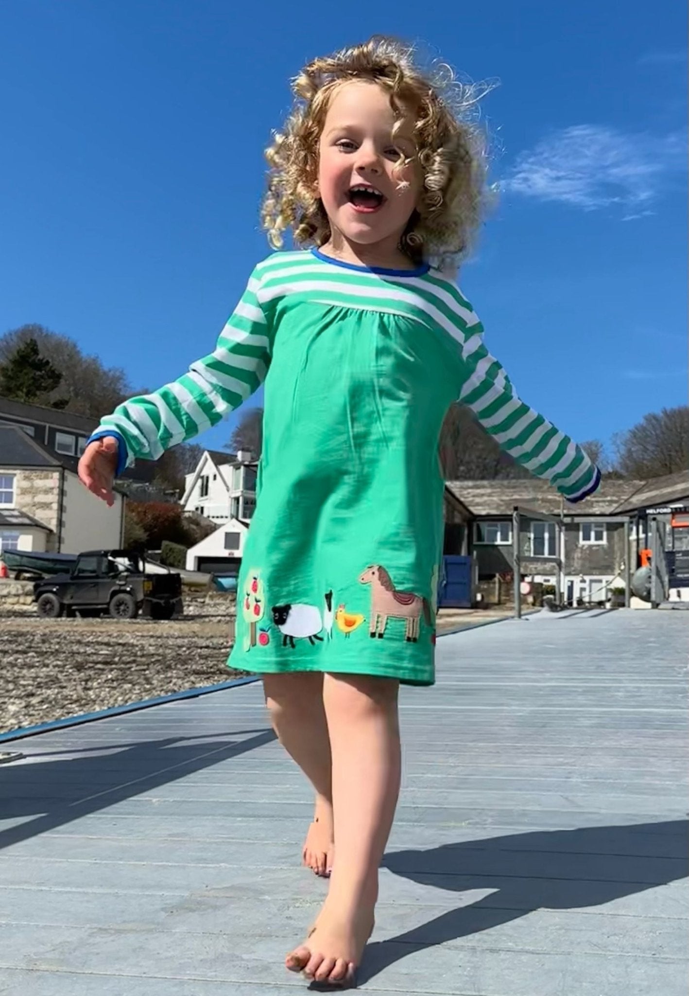 Bio - Baumwoll Kinder Jersey Kleid langarm mit Bauernhof - Applikation - Toby Tiger GmbH