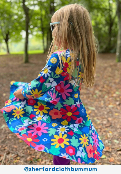 Bio Baumwollkleid mit Skater Schnitt und auffälligem Blumenmuster - Toby Tiger GmbH