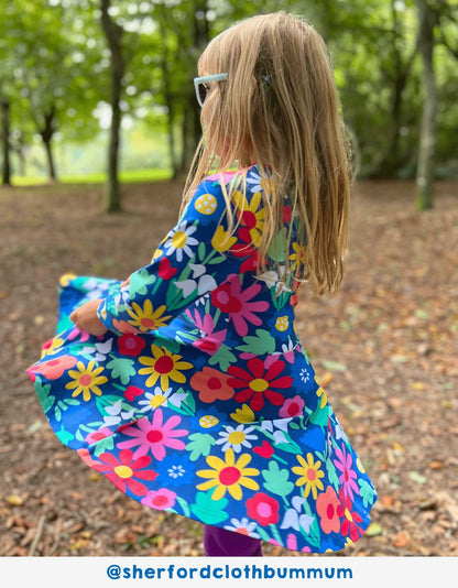 Bio Baumwollkleid mit Skater Schnitt und auffälligem Blumenmuster - Toby Tiger GmbH Retail