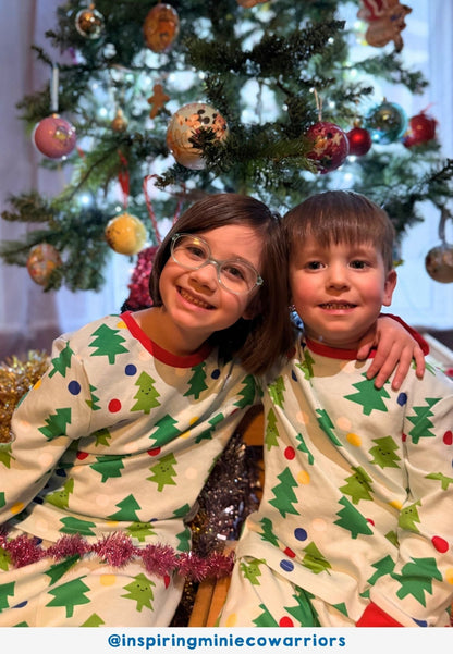 Bio - Baumwoll Kinder Schlafanzug mit Weihnachtsbaum - Druck - Toby Tiger GmbH