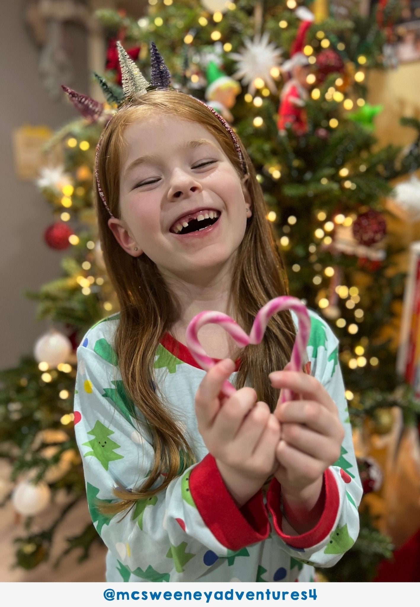 Bio - Baumwoll Kinder Schlafanzug mit Weihnachtsbaum - Druck - Toby Tiger GmbH