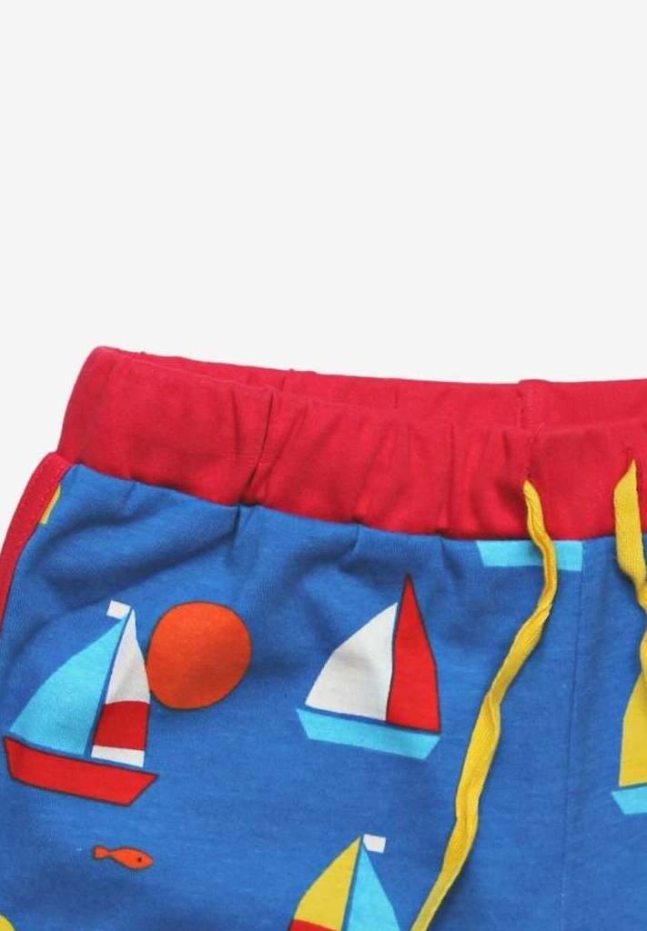 Bio - Laufshorts mit Segelboot Aufdruck - Toby Tiger GmbH