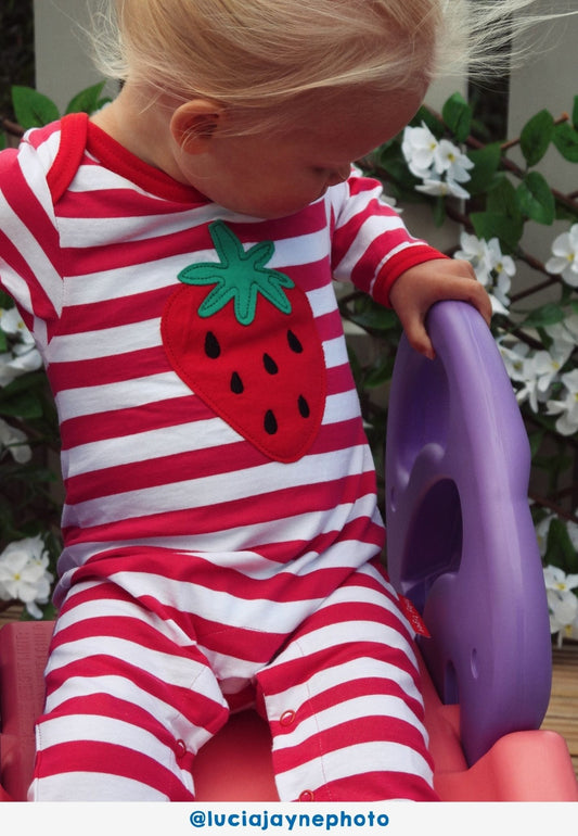 Bio - Baumwoll Baby Strampler mit Erdbeer - Applikation - Toby Tiger GmbH