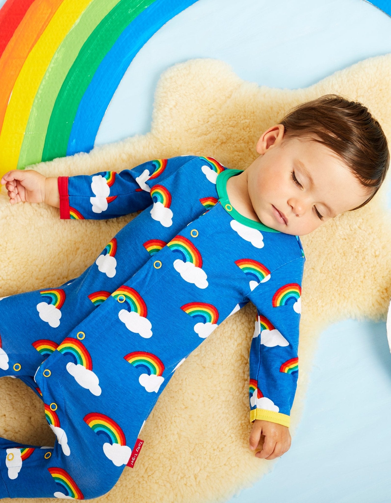 Schlafanzug aus Bio Baumwolle mit Regenbogen Print und Füßen - Toby Tiger GmbH Retail