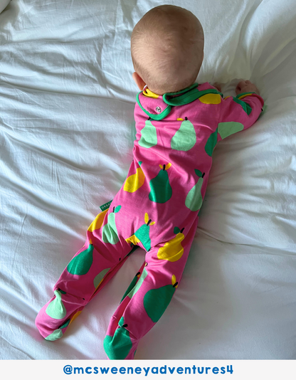 Schlafanzug, Einteiler mit Birnen-Print aus Bio-Baumwolle
