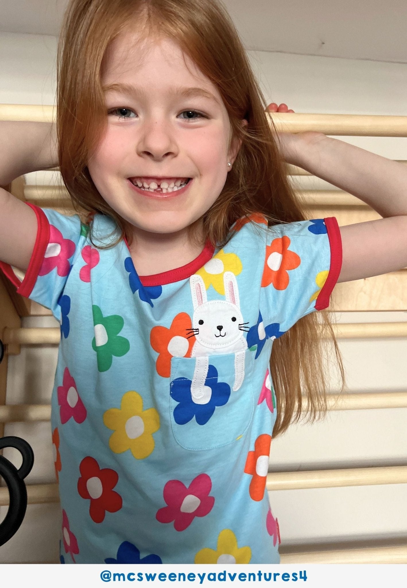 Bio - Baumwoll Kinder Shirt kurzarm mit Regenbogenblumen und Brusttasche mit Hasen - Applikation - Toby Tiger GmbH