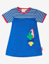 Laden Sie das Bild in den Galerie-Viewer, T-Shirt-Kleid mit Seepferdchen-Applikation aus Bio-Baumwolle
