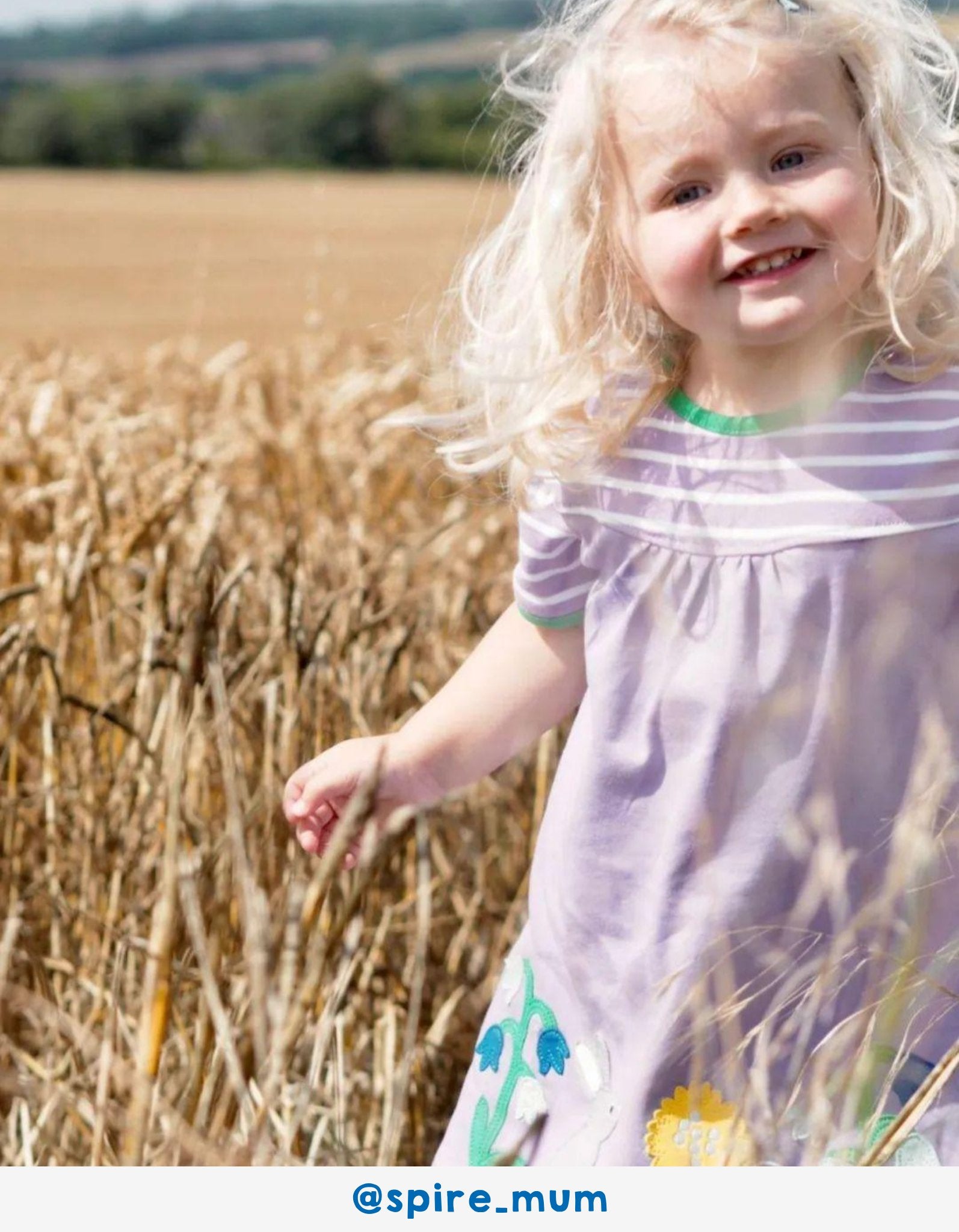 Kurzärmeliges Bio - Kleid mit Frühlingsapplikation - Toby Tiger GmbH Retail