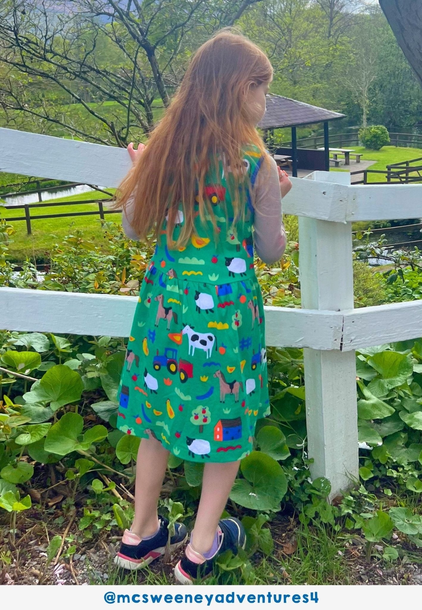 Bio - Baumwoll Kinder Sommerkleid mit Bauernhof - Druck - Toby Tiger GmbH