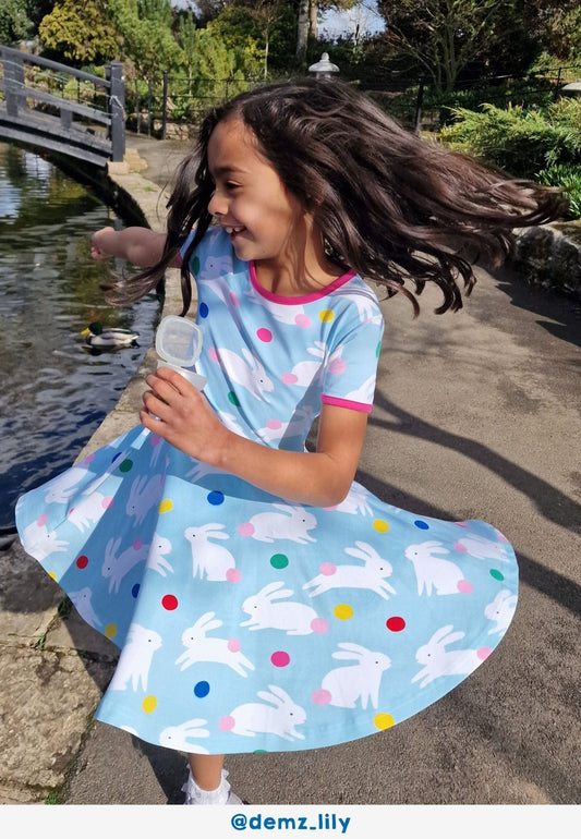 Bio - Baumwoll Kinder Skaterkleid kurzarm mit Hasenparty - Druck - Toby Tiger GmbH