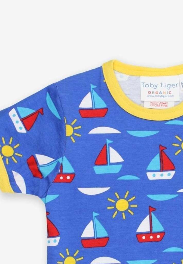 T-Shirt aus Bio Baumwolle mit Segelboot Print - Toby Tiger GmbH