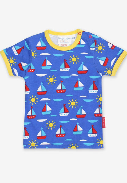 T-Shirt aus Bio Baumwolle mit Segelboot Print - Toby Tiger GmbH