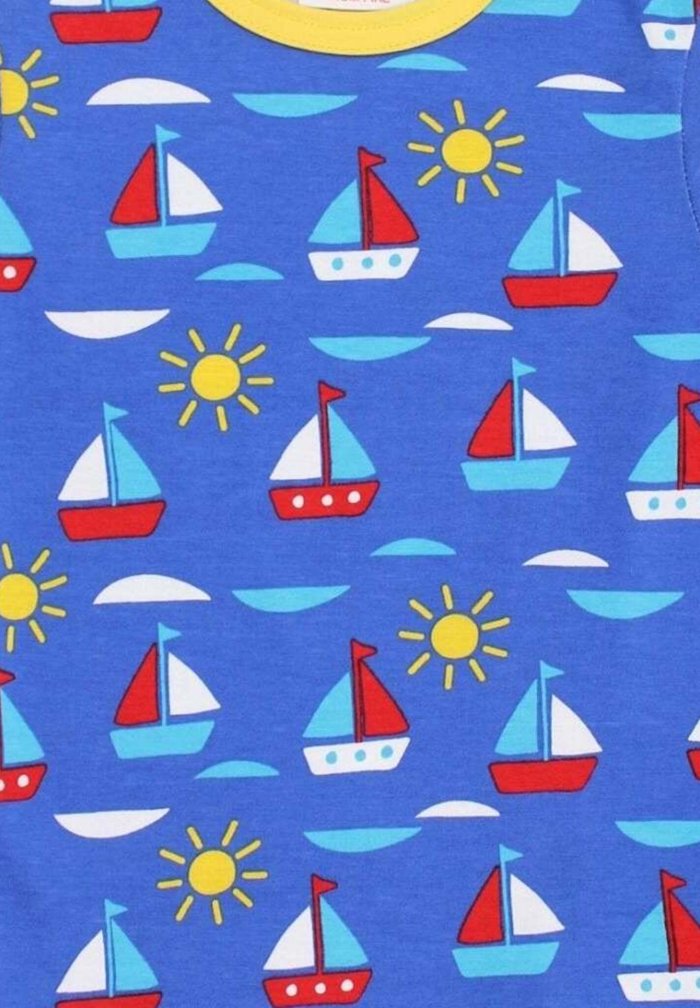 T-Shirt aus Bio Baumwolle mit Segelboot Print - Toby Tiger GmbH