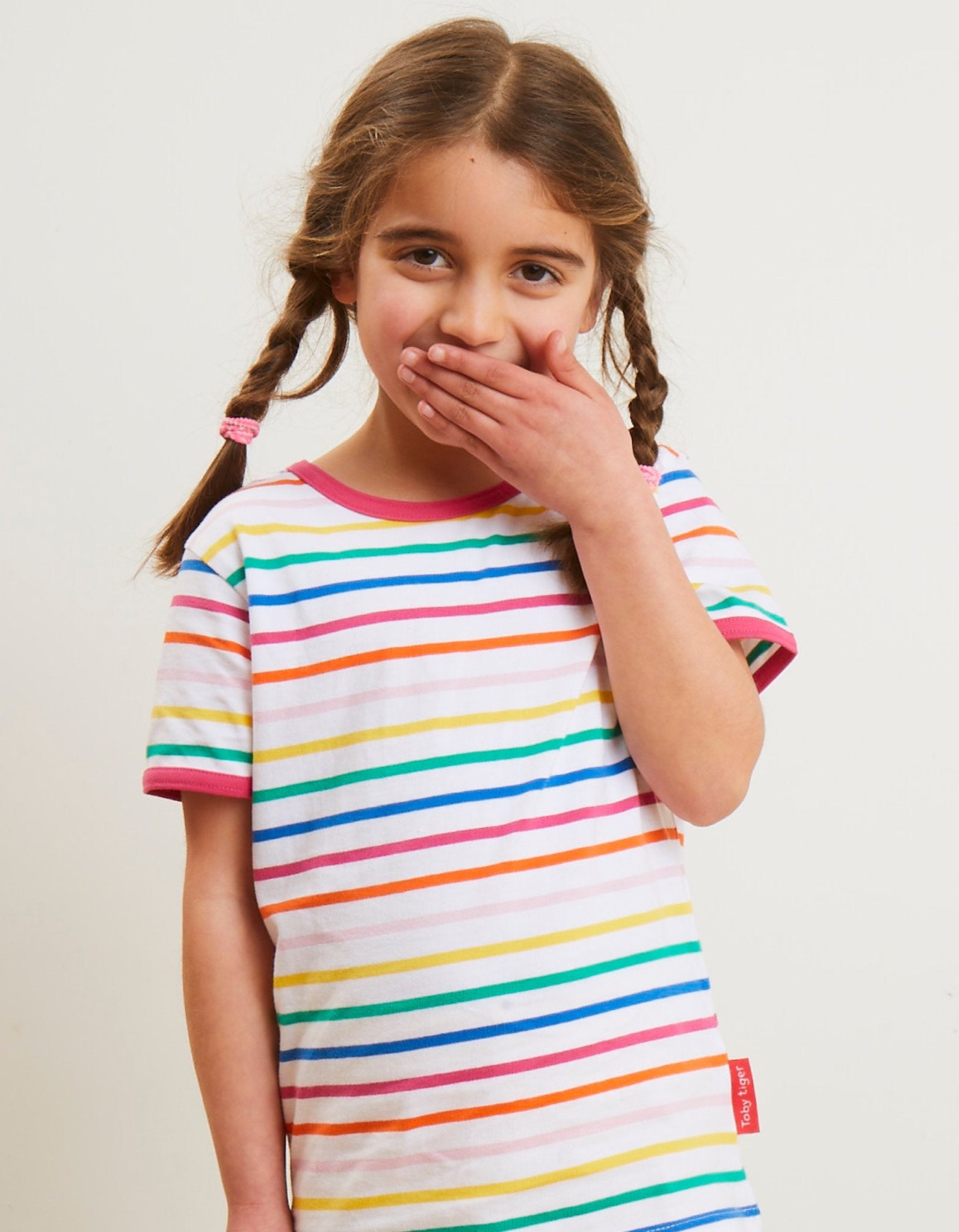 T-Shirt mit Pink Regenbogenstreifen aus Bio - Baumwolle - Toby Tiger GmbH Retail