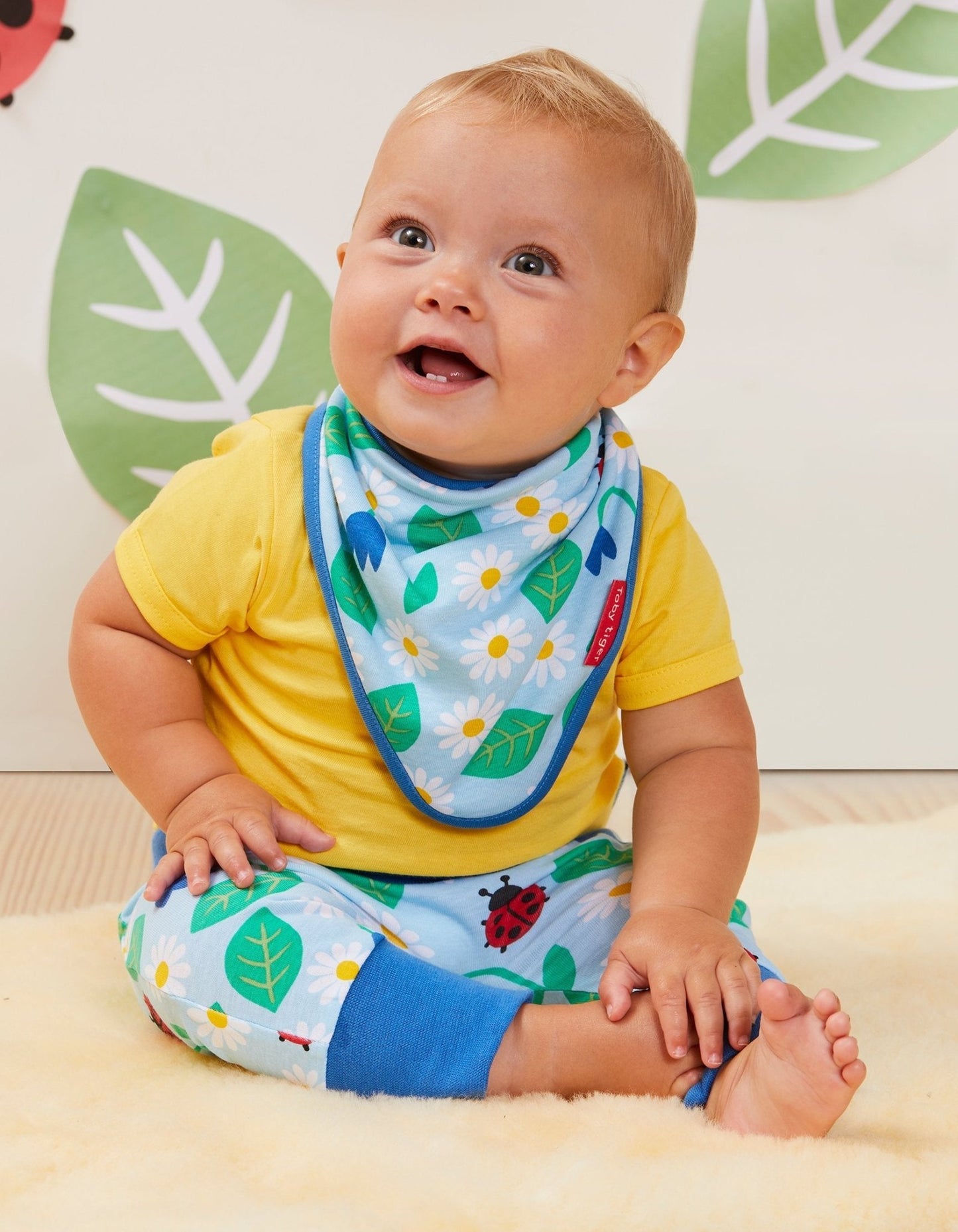 Babyhose aus Bio Baumwolle mit Marienkäfer Print - Toby Tiger GmbH Retail