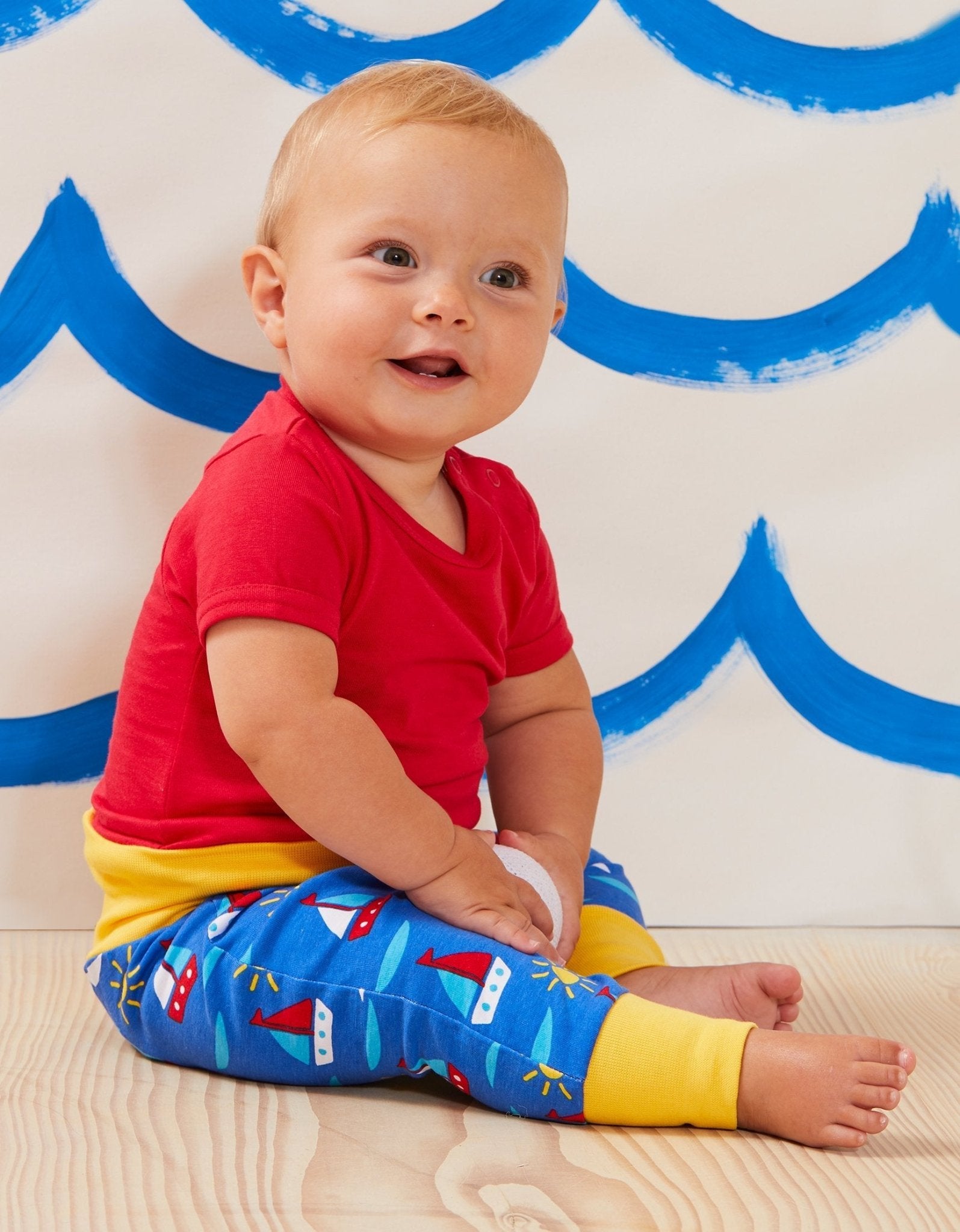 Babyhose aus Bio Baumwolle mit Segelboot Print - Toby Tiger GmbH Retail