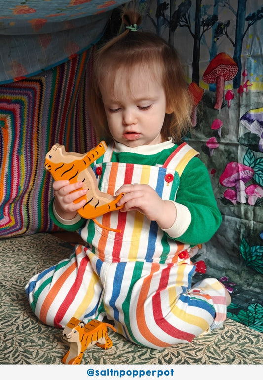 Bio - Baumwoll Kinder Latzhose mit bunten Streifen - Toby Tiger GmbH